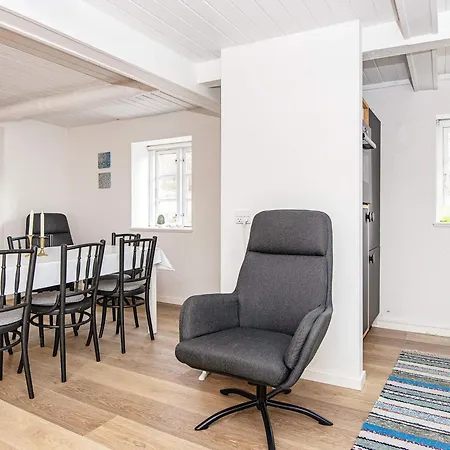 6 Person In Allingabro-by Traum